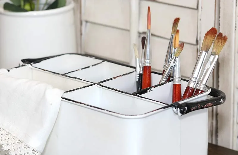Chippy Enamel Divided Caddy