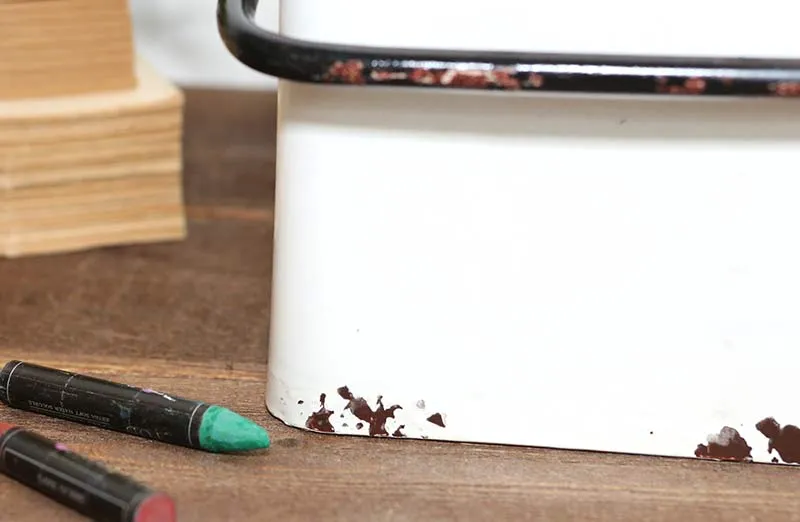 Chippy Enamel Divided Caddy