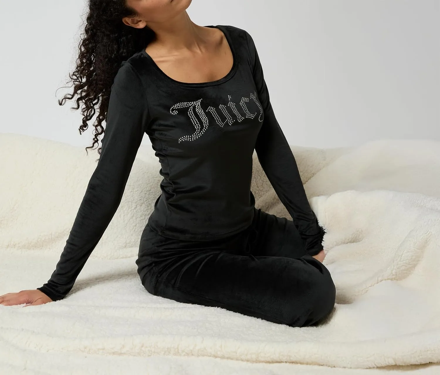 Juicy Couture Women's 2 Piece Velvet Fleece Long Sleeve Scoop Neck Fitted Top and Pants Lounge Sleepwear Set